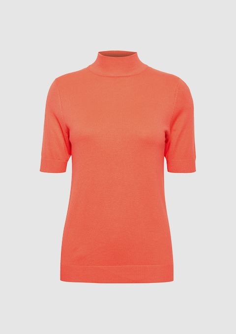 Ein korallenfarbener Pullover mit kurzem Stehkragen und kurzen Ärmeln.