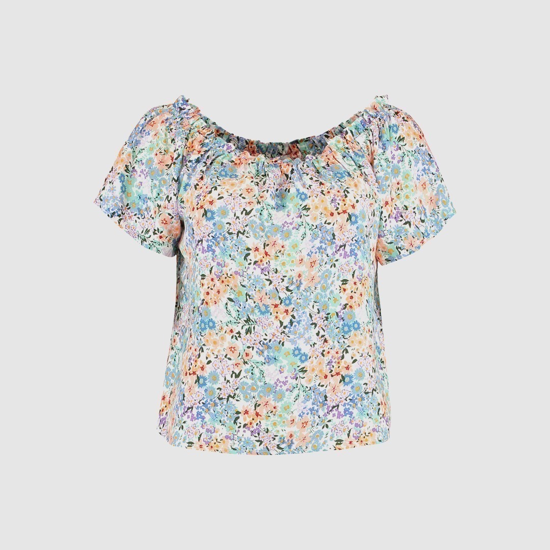 Bunte Bluse mit floralem Muster und weiten Ärmeln. Bunte Bluse mit floralem Muster und weiten Ärmeln.