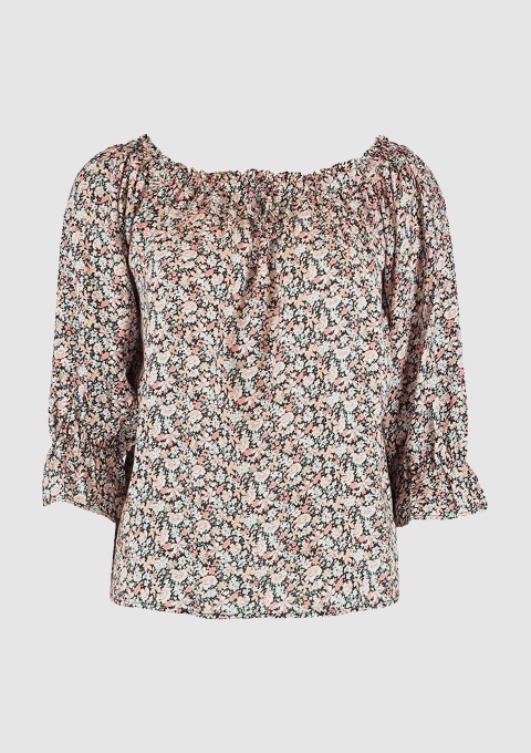 Eine blumige Bluse mit einem weiten Ausschnitt und langen, voluminösen Ärmeln. Eine blumige Bluse mit einem weiten Ausschnitt und langen, voluminösen Ärmeln.