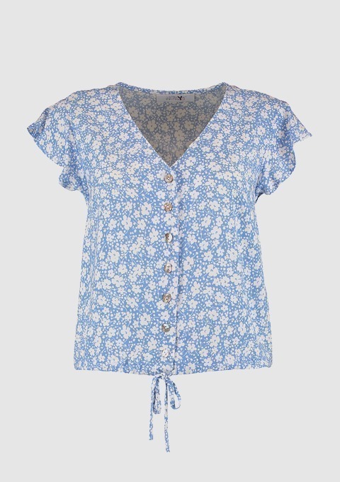 Eine blaue Bluse mit floralen Mustern, Knopfleiste und kurzen, rüschenförmigen Ärmeln. Eine blaue Bluse mit floralen Mustern, Knopfleiste und kurzen, rüschenförmigen Ärmeln.