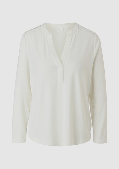 Weißes Langarmshirt mit V-Ausschnitt. Weißes Langarmshirt mit V-Ausschnitt.