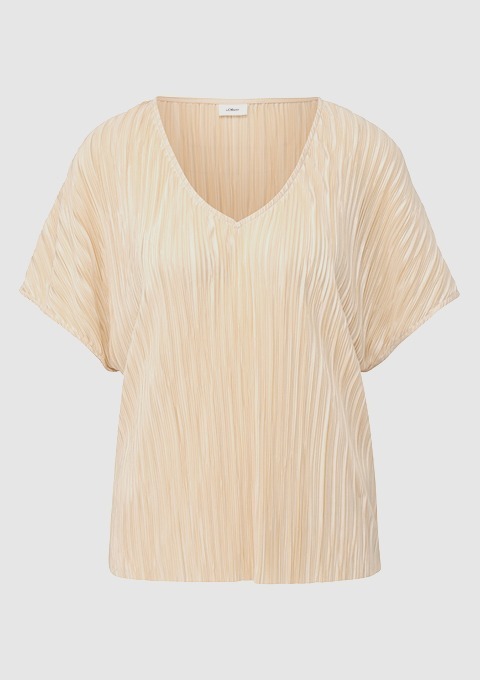 Beige, plissiertes Shirt mit V-Ausschnitt. Beige, plissiertes Shirt mit V-Ausschnitt.