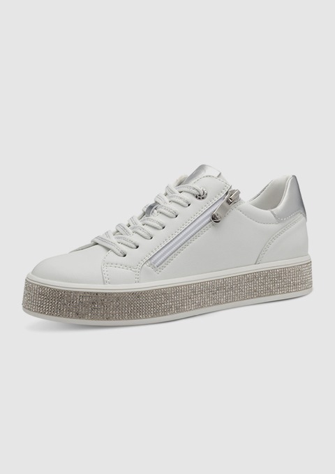 Weiße Sneakers mit glitzernder Sohle und silbernen Akzenten. Weiße Sneakers mit glitzernder Sohle und silbernen Akzenten.