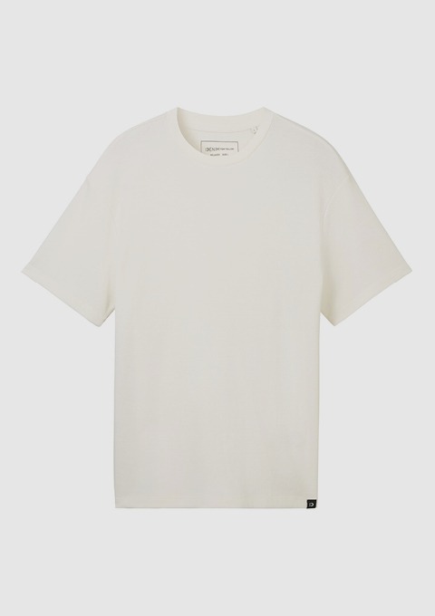 Ein leichtes, weißes T-Shirt mit kurzen Ärmeln. Ein leichtes, weißes T-Shirt mit kurzen Ärmeln.