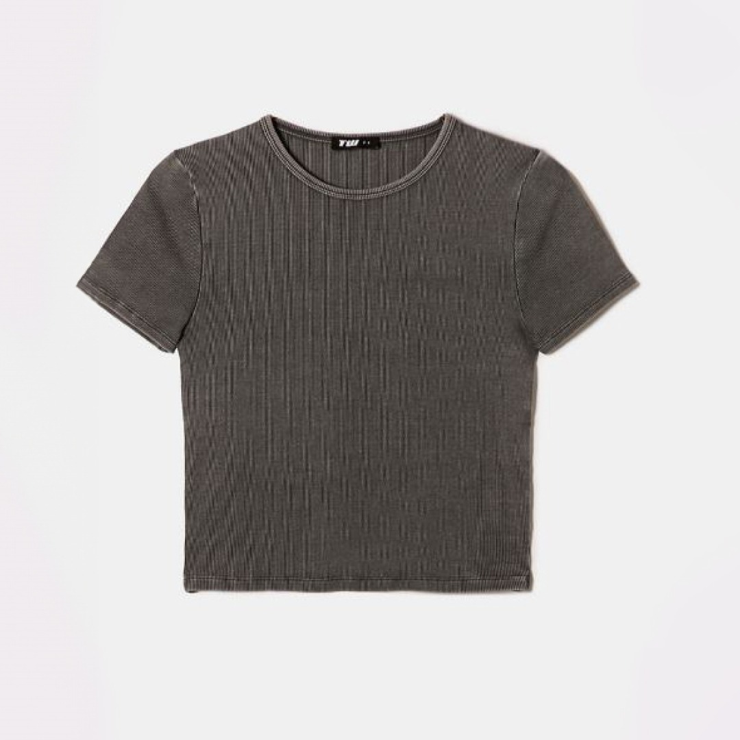 Grafisches T-Shirt in dunkelgrau mit kurzen Ärmeln und einem strukturierten Design. Grafisches T-Shirt in dunkelgrau mit kurzen Ärmeln und einem strukturierten Design.