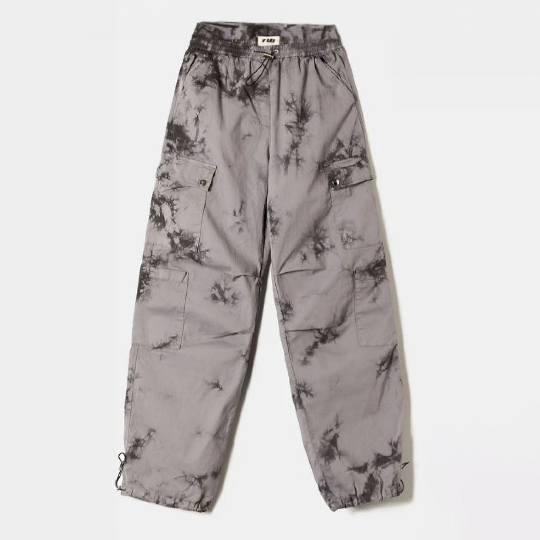 Graue Cargo-Hose mit Batikmuster und zwei Taschen. Graue Cargo-Hose mit Batikmuster und zwei Taschen.