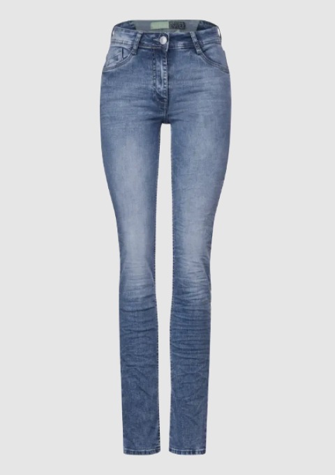 Ein Paar mittelblaue, schmale Jeans. Ein Paar mittelblaue, schmale Jeans.