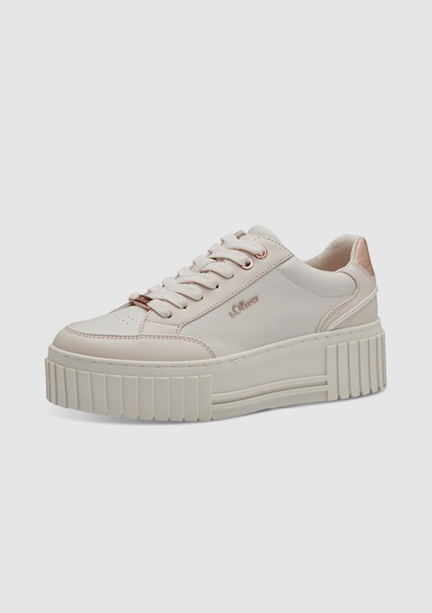 Beige Sneaker mit dicker Sohle und Schnürung. Beige Sneaker mit dicker Sohle und Schnürung.