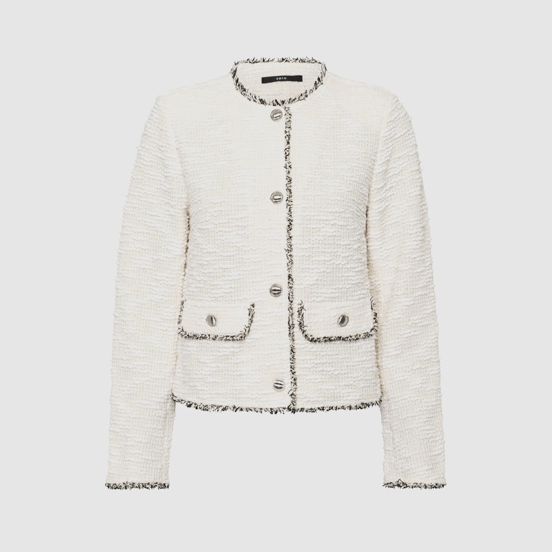 Eine weiße Jacke aus strukturiertem Material mit schwarzen Akzenten und Druckknöpfen. Eine weiße Jacke aus strukturiertem Material mit schwarzen Akzenten und Druckknöpfen.