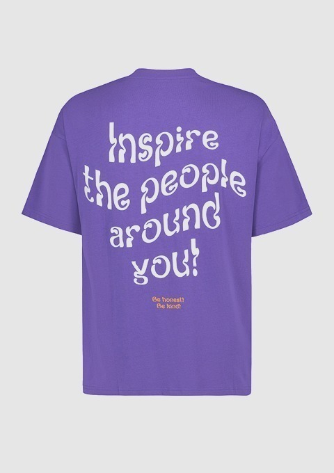 Lila T-Shirt mit dem Aufdruck „Inspire the people around you!“ und „be honest! be kind!“ Lila T-Shirt mit dem Aufdruck "Inspire the people around you!" und "be honest! be kind!"