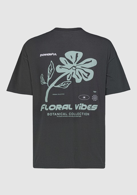 Ein schwarzes T-Shirt mit einem floralen Design und dem Text „FLORAL VIBES BOTANICAL COLLECTION“ auf der Rückseite. Ein schwarzes T-Shirt mit einem floralen Design und dem Text "FLORAL VIBES BOTANICAL COLLECTION" auf der Rückseite.