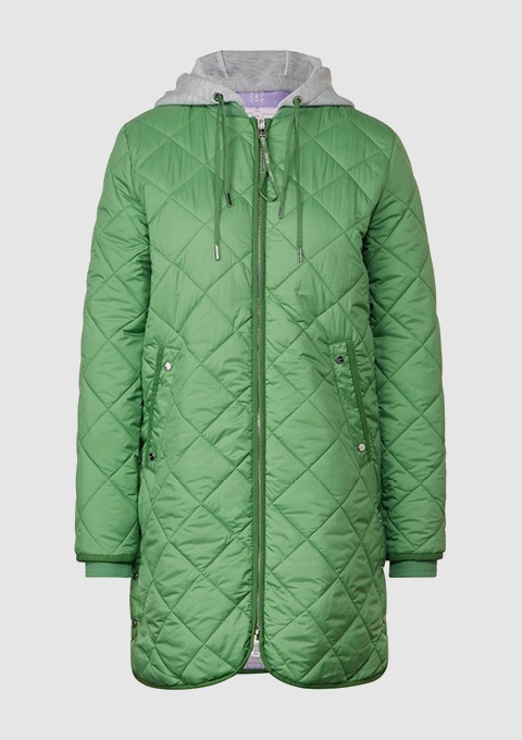 Eine grüne, gesteppte Jacke mit Kapuze aus grauem Material. Eine grüne, gesteppte Jacke mit Kapuze aus grauem Material.