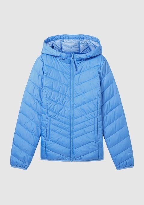 Eine blaue, gefütterte Jacke mit Kapuze und Reißverschluss. Eine blaue, gefütterte Jacke mit Kapuze und Reißverschluss.