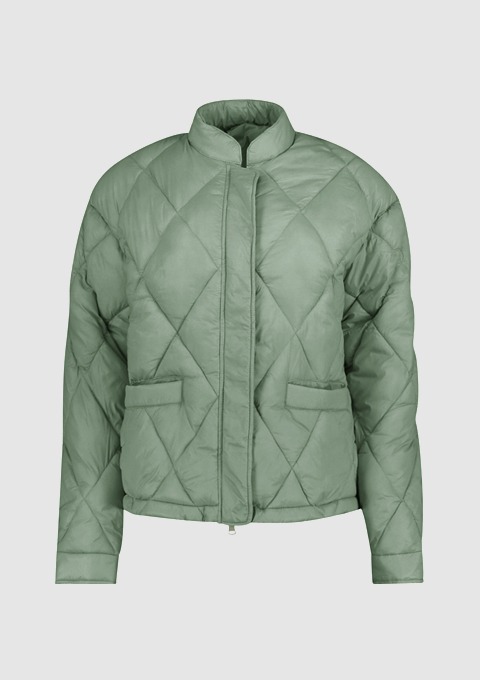 Eine grüne, gepolsterte Jacke mit einem Stehkragen und zwei vorderen Taschen. Eine grüne, gepolsterte Jacke mit einem Stehkragen und zwei vorderen Taschen.
