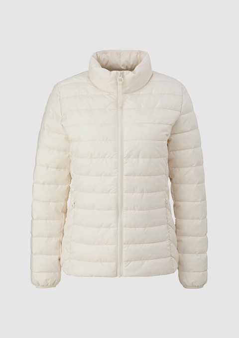 Eine beigefarbene, gesteppten Jacke mit Reißverschluss und Stehkragen. Eine beigefarbene, gesteppten Jacke mit Reißverschluss und Stehkragen.