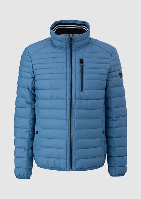 Eine blaue, gepolsterte Jacke mit Stehkragen und Reißverschluss. Eine blaue, gepolsterte Jacke mit Stehkragen und Reißverschluss.