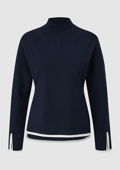 Dunkelblauer Pullover mit Stehkragen und seitlichen Schlitzdetails. Dunkelblauer Pullover mit Stehkragen und seitlichen Schlitzdetails.