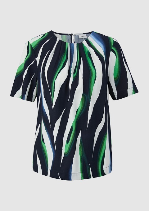 Eine kurzärmlige Bluse mit einem mutigen, gestreiften Muster in Grün, Blau und Weiß auf dunklem Hintergrund. Eine kurzärmlige Bluse mit einem mutigen, gestreiften Muster in Grün, Blau und Weiß auf dunklem Hintergrund.