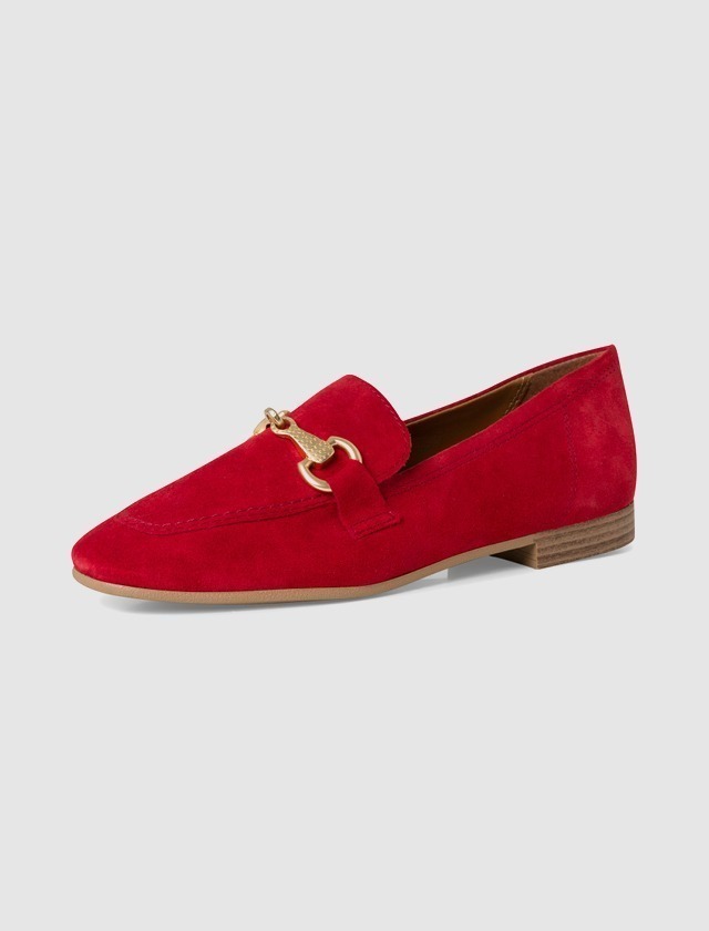 Rote Wildlederschuhe mit einem goldenen Detail. Rote Wildlederschuhe mit einem goldenen Detail.