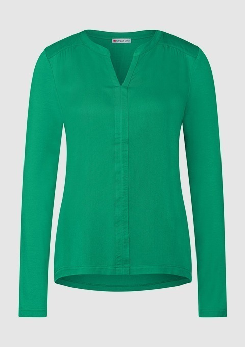 Grünes Langarmshirt mit V-Ausschnitt. Grünes Langarmshirt mit V-Ausschnitt.