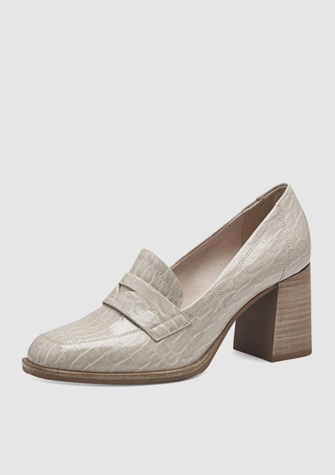 Beige Pumps mit Krokodilprägung und Blockabsatz. Beige Pumps mit Krokodilprägung und Blockabsatz.