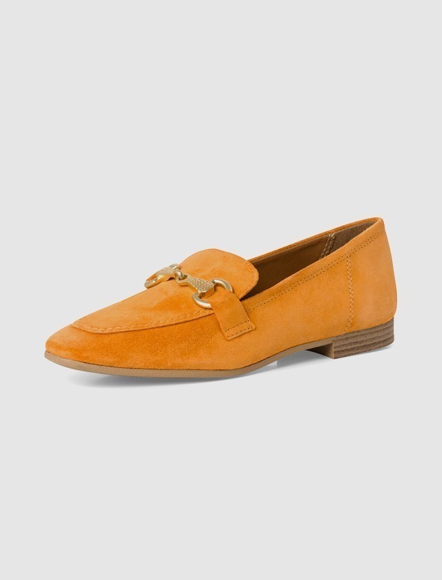Ein orangefarbener, eleganter Slipper aus Wildleder mit einer dekorativen Schnalle. Ein orangefarbener, eleganter Slipper aus Wildleder mit einer dekorativen Schnalle.