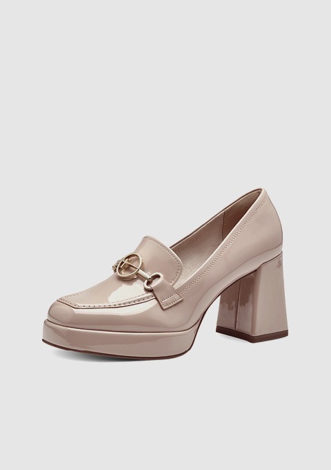 Beiger Schuh mit Blockabsatz und dekorativem Detail. Beiger Schuh mit Blockabsatz und dekorativem Detail.
