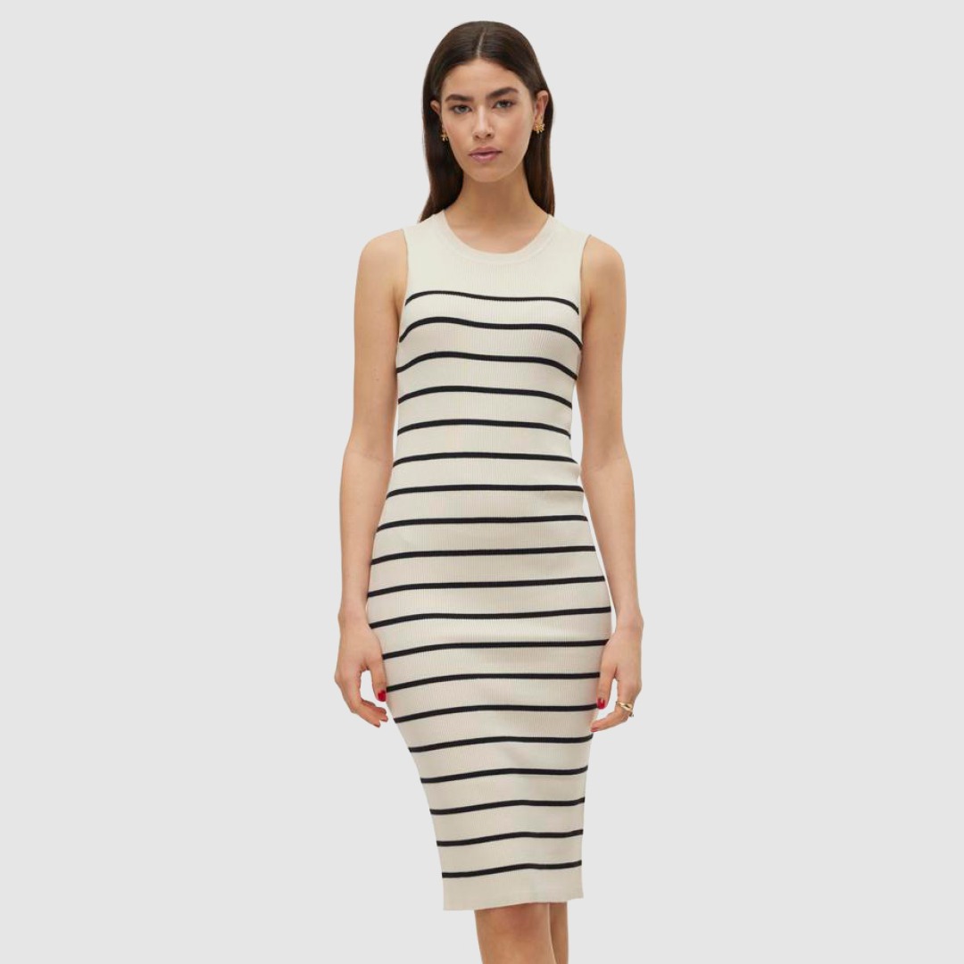 Eine Frau trägt ein ärmelloses, gestreiftes Kleid in Beige und Schwarz. Eine Frau trägt ein ärmelloses, gestreiftes Kleid in Beige und Schwarz.
