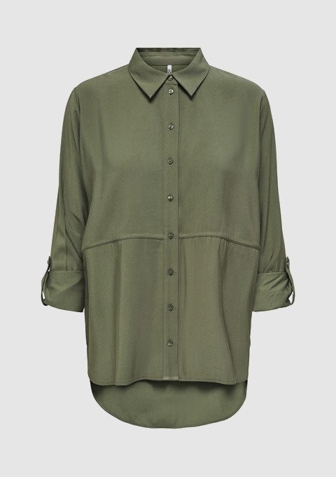 Grüne Bluse mit Knopfleiste und umgeschlagenen Ärmeln. Grüne Bluse mit Knopfleiste und umgeschlagenen Ärmeln.