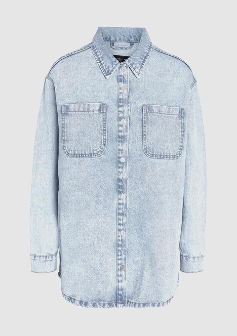 Eine hellblaue Jeanshemdjacke mit zwei Brusttaschen. Eine hellblaue Jeanshemdjacke mit zwei Brusttaschen.