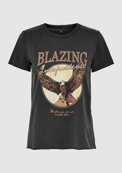 Ein schwarzes T-Shirt mit einem grafischen Druck eines Adlers und den Worten „BLAZING INDEPENDENCE“. Ein schwarzes T-Shirt mit einem grafischen Druck eines Adlers und den Worten "BLAZING INDEPENDENCE".