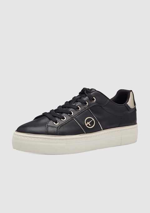 Schwarze Sneakers mit dicker, weißer Sohle und Schnürung. Schwarze Sneakers mit dicker, weißer Sohle und Schnürung.