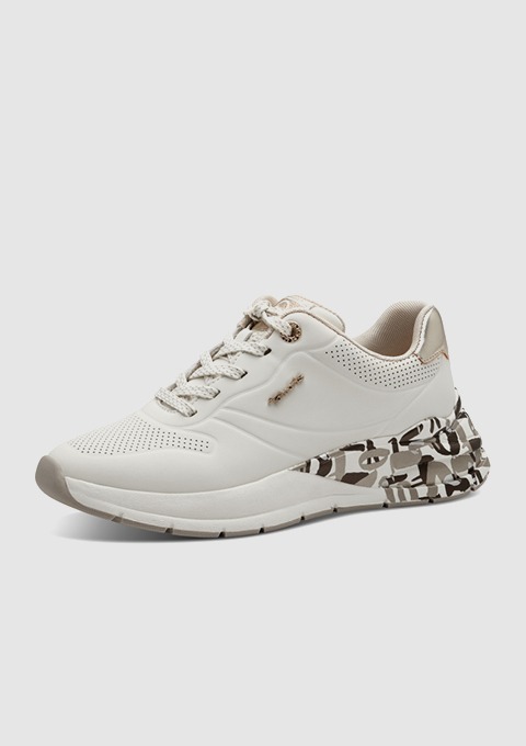 Weißer Sportschuh mit perforiertem Obermaterial und gemustertem Sohlenabsatz. Weißer Sportschuh mit perforiertem Obermaterial und gemustertem Sohlenabsatz.