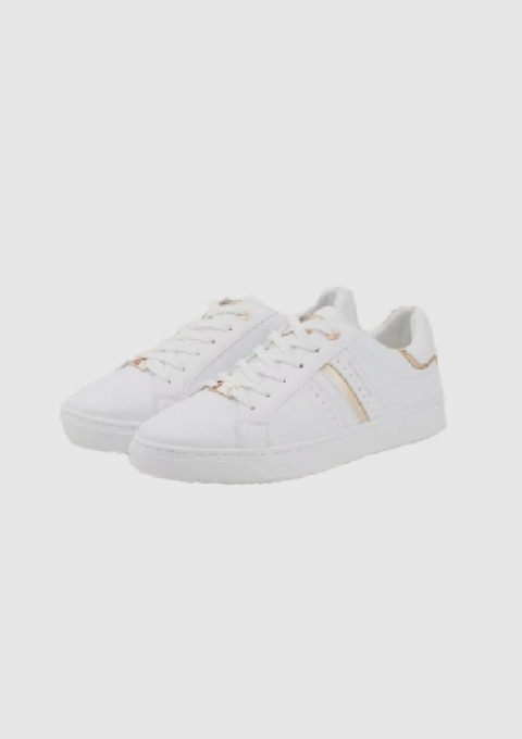 Weiße Sneakers mit goldenen Akzenten.