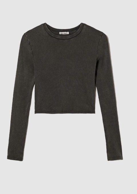 Ein schwarzes, langärmliges, cropped T-Shirt.