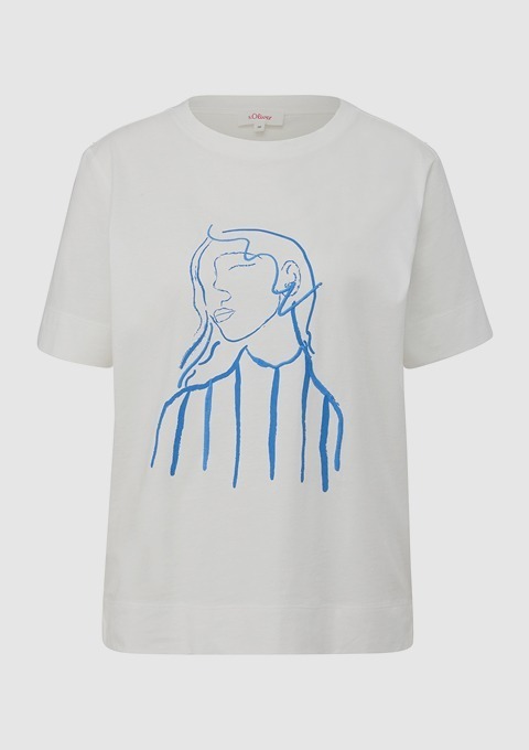 Ein weißes T-Shirt mit blauer, linearer Zeichnung eines Gesichts.