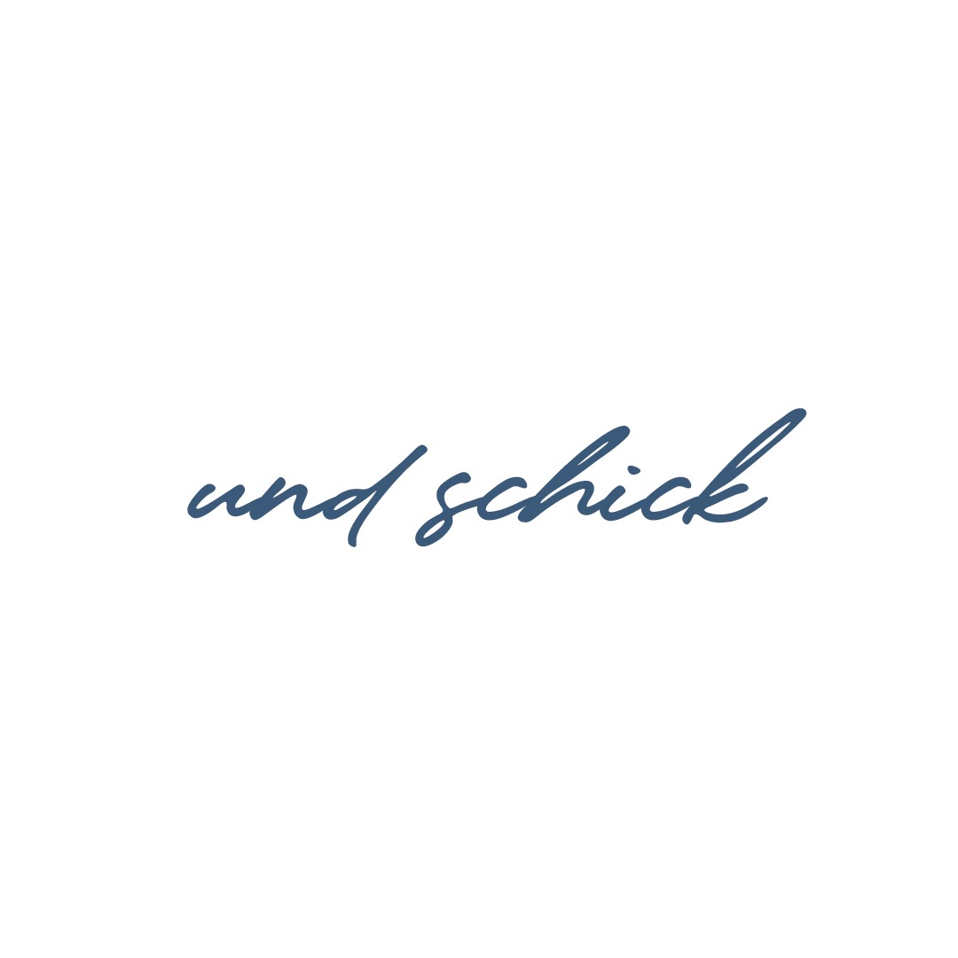 Text: „und schick“ auf weißem Hintergrund. Text: "und schick" auf weißem Hintergrund.