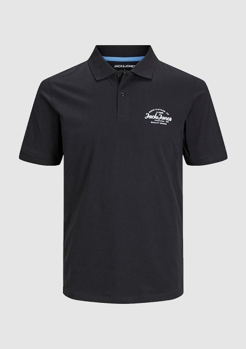 Schwarzes Poloshirt mit weißem Aufdruck von Jack & Jones. Schwarzes Poloshirt mit weißem Aufdruck von Jack & Jones.