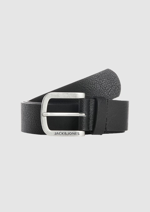 Schwarzer Ledergürtel mit silberner Schnalle von JACK & JONES. Schwarzer Ledergürtel mit silberner Schnalle von JACK & JONES.