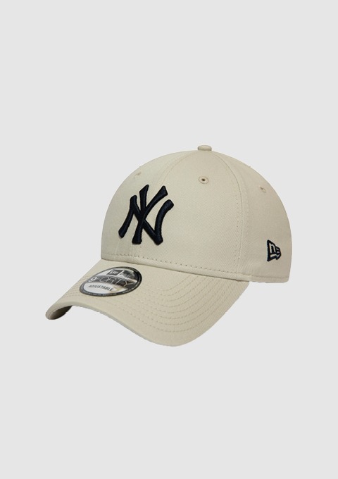Ein beiger Baseballcap mit schwarzem NY-Logo. Ein beiger Baseballcap mit schwarzem NY-Logo.