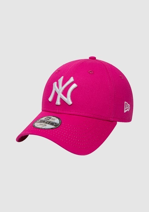 Eine pinke Baseballmütze mit einem weißen „NY“-Logo. Eine pinke Baseballmütze mit einem weißen "NY"-Logo.