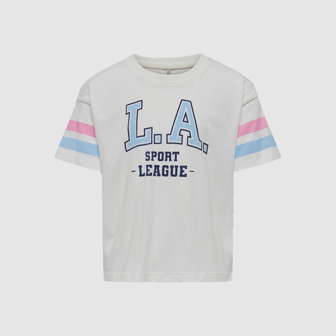Ein weißes T-Shirt mit dem Aufdruck „L.A. SPORT LEAGUE“ und bunten Streifen an den Ärmeln. Ein weißes T-Shirt mit dem Aufdruck "L.A. SPORT LEAGUE" und bunten Streifen an den Ärmeln.