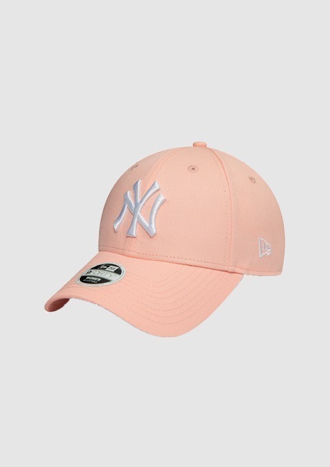 Eine rosa Cap mit weißen New York Yankees Logo. Eine rosa Cap mit weißen New York Yankees Logo.