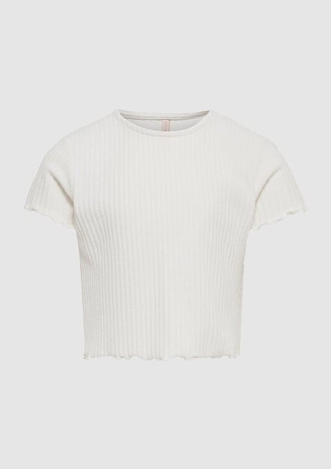Ein weißes, kurzärmeliges, geripptes T-Shirt mit fransigen Säumen. Ein weißes, kurzärmeliges, geripptes T-Shirt mit fransigen Säumen.