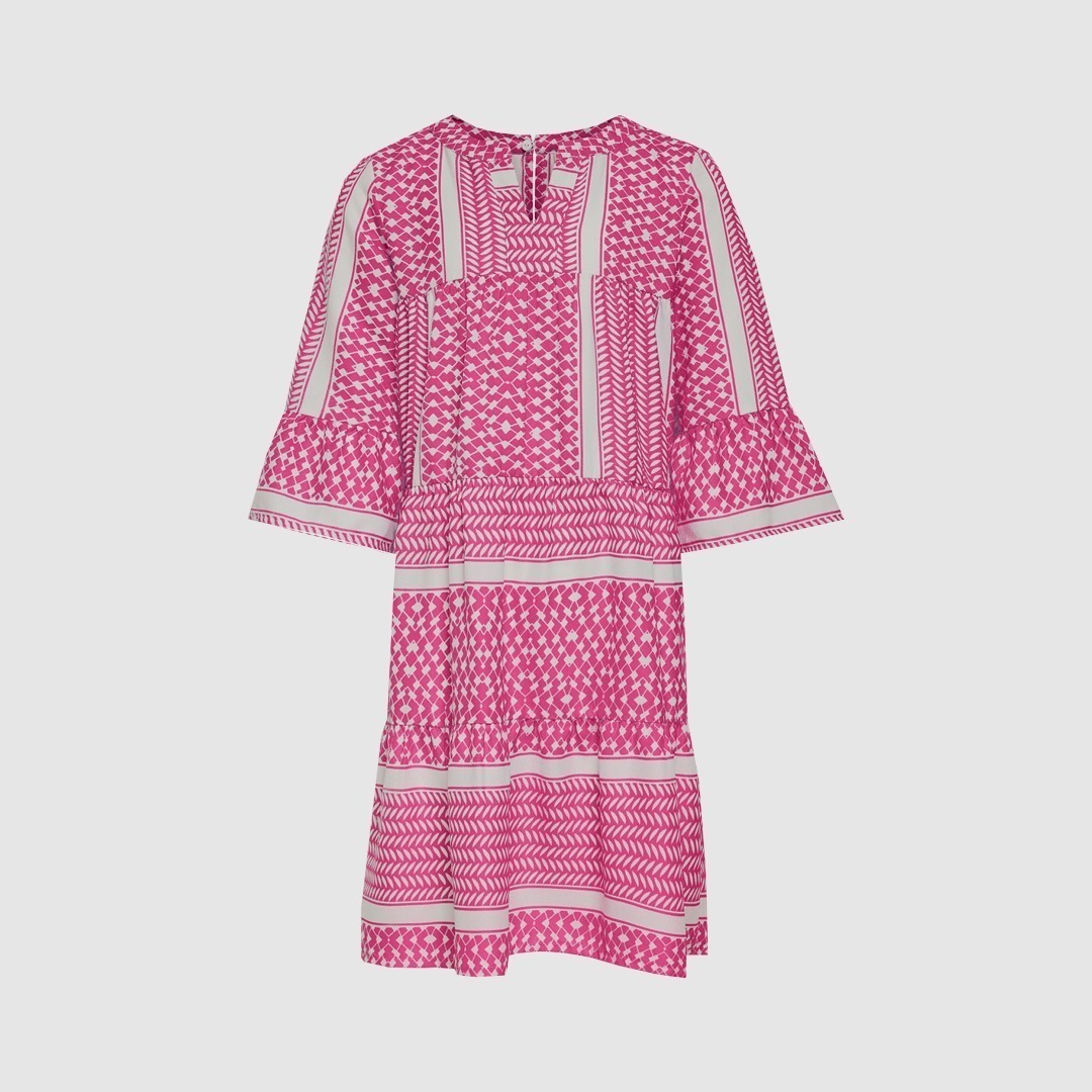 Ein pinkes Kleid mit gemusterten Details und ausgestellten Ärmeln. Ein pinkes Kleid mit gemusterten Details und ausgestellten Ärmeln.