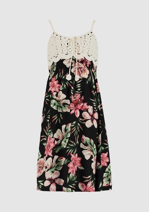 Ein ärmelloses Sommerkleid mit floralem Muster in Schwarz, rosa und grünen Farben. Ein ärmelloses Sommerkleid mit floralem Muster in Schwarz, rosa und grünen Farben.