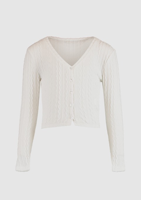 Eine weiße, kurz geschnittene Strickjacke mit V-Ausschnitt und Knöpfen. Eine weiße, kurz geschnittene Strickjacke mit V-Ausschnitt und Knöpfen.