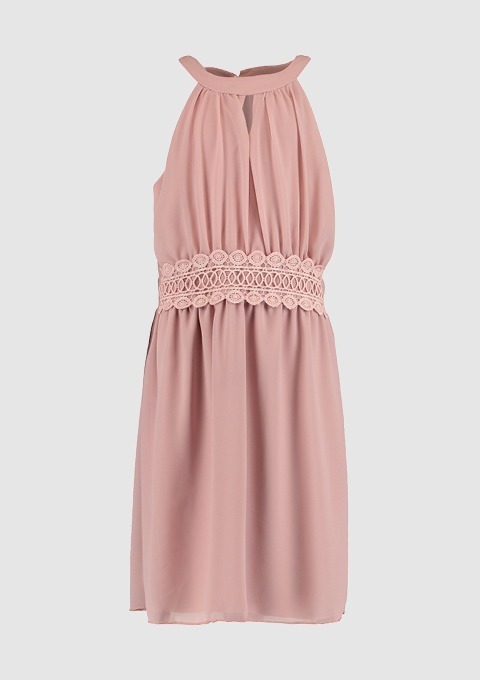 Ein rosa Kleid mit einem gekräuselten Bund und einem offenen Rücken. Ein rosa Kleid mit einem gekräuselten Bund und einem offenen Rücken.