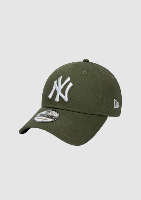Grüne Baseballcap mit weißem New York Yankees-Logo. Grüne Baseballcap mit weißem New York Yankees-Logo.