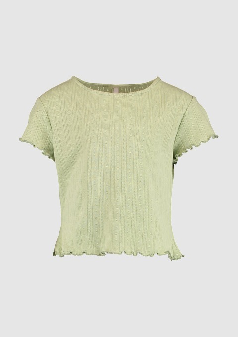 Ein hellgrünes, kurzärmeliges T-Shirt mit geripptem Muster und fransigem Saum. Ein hellgrünes, kurzärmeliges T-Shirt mit geripptem Muster und fransigem Saum.